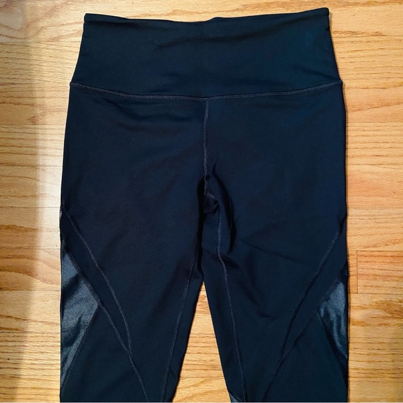 Victoria’s Secret Victoria Sport Knockout Capri Black Satin Panel Leggings - Picture 5 of 12
